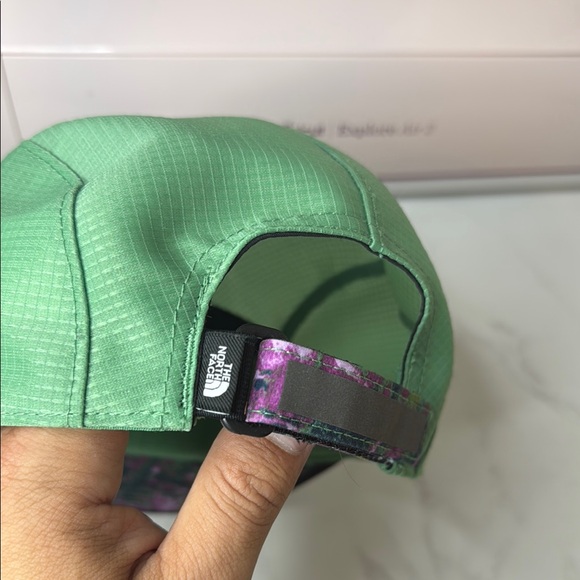 5 panel Running The North Face Green and Black Cap with Multicolor Brim - Picture 3 of 3